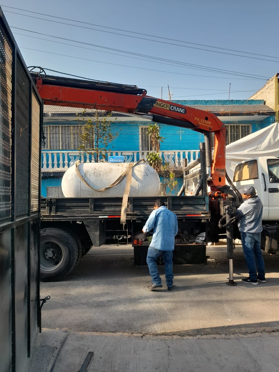 Maniobra de tanque con grúa